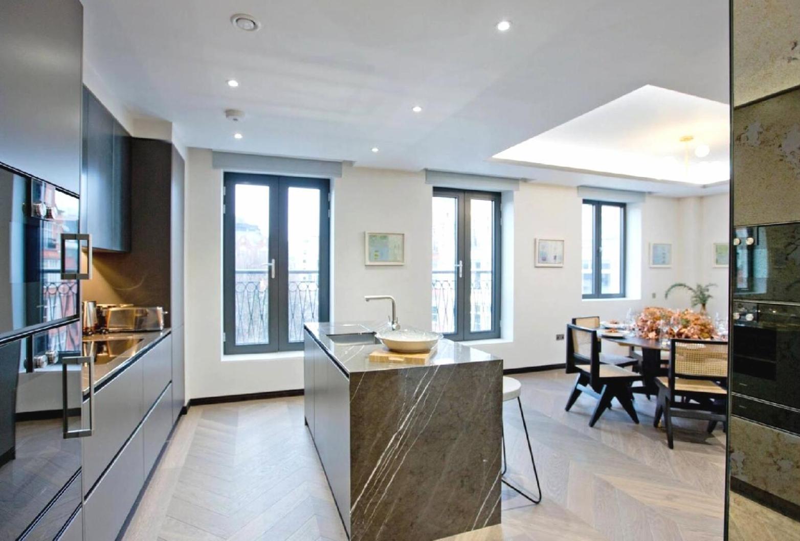 Donnaregina Apartment